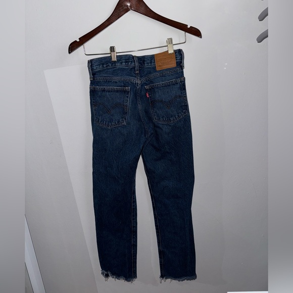 Levi’s Wedgie Icon Fit Medium Wash Distressed Cropped High-Rise Jeans - Picture 5 of 10